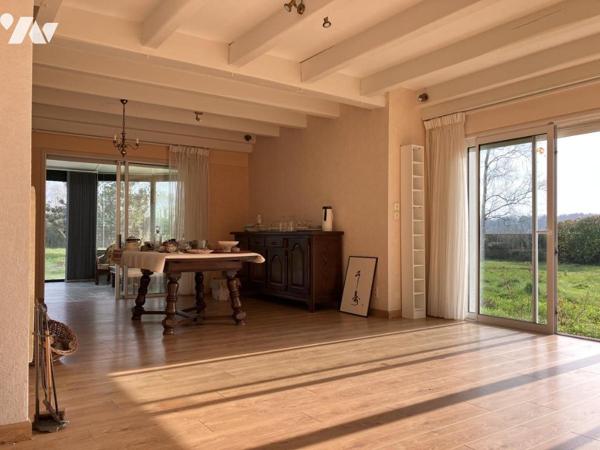 Sur environ 5300 m² de terrain, une agréable maison offrant 5 chambres, une véranda, deux garages 