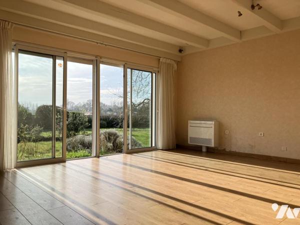 Sur environ 5300 m² de terrain, une agréable maison offrant 5 chambres, une véranda, deux garages 