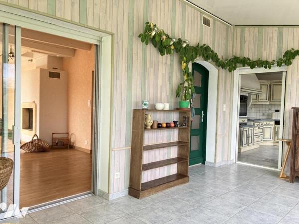 Sur environ 5300 m² de terrain, une agréable maison offrant 5 chambres, une véranda, deux garages 