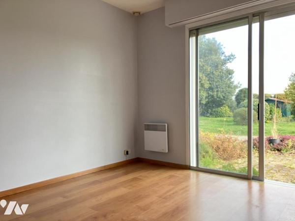 Sur environ 5300 m² de terrain, une agréable maison offrant 5 chambres, une véranda, deux garages 