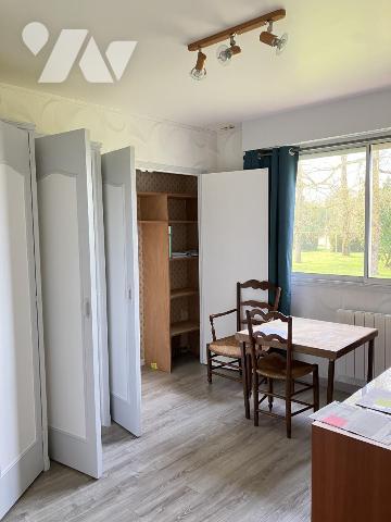 Sur environ 5300 m² de terrain, une agréable maison offrant 5 chambres, une véranda, deux garages 