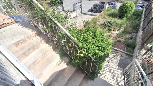 Septèmes-les-Vallons (13240) Pavillon type 5 Mitoyen des 2 côté + garage + cave