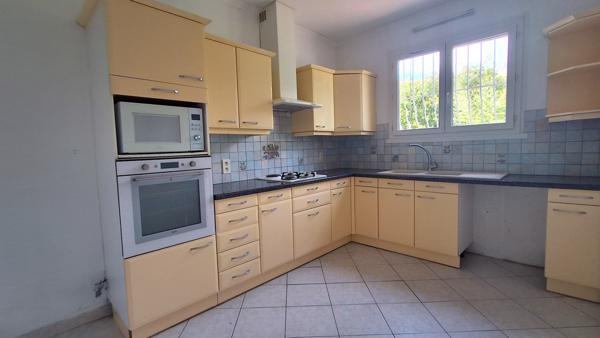 Septèmes-les-Vallons (13240) Pavillon type 5 Mitoyen des 2 côté + garage + cave