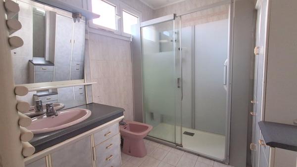 Septèmes-les-Vallons (13240) Pavillon type 5 Mitoyen des 2 côté + garage + cave