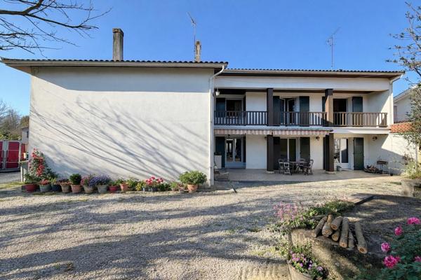 Maison Traditionnelle avec Cour intérieure et dépendance