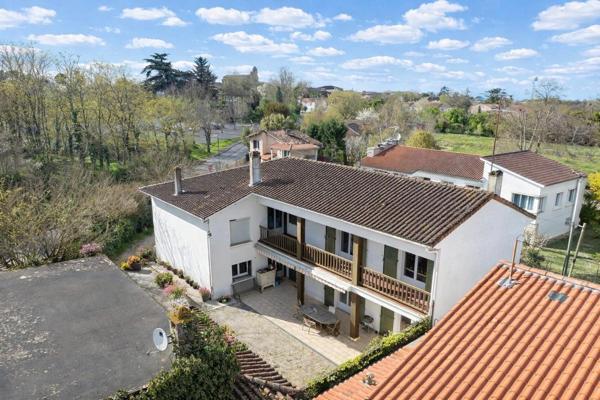 Maison Traditionnelle avec Cour intérieure et dépendance