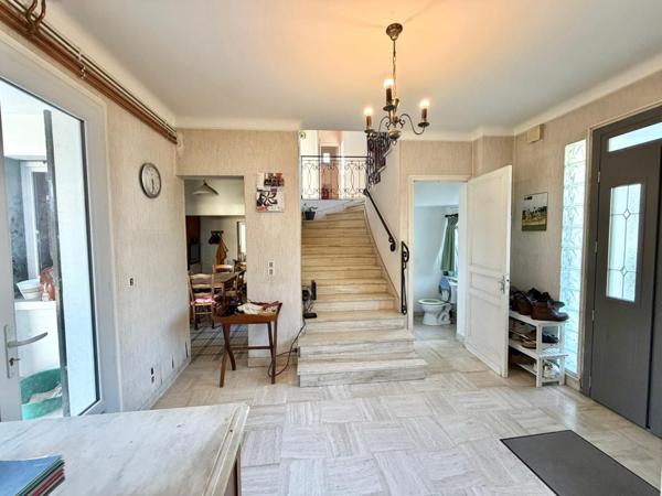 Maison Traditionnelle avec Cour intérieure et dépendance