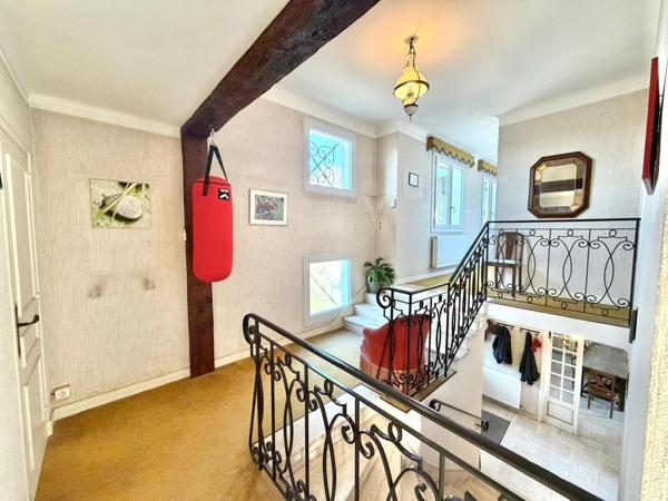 Maison Traditionnelle avec Cour intérieure et dépendance