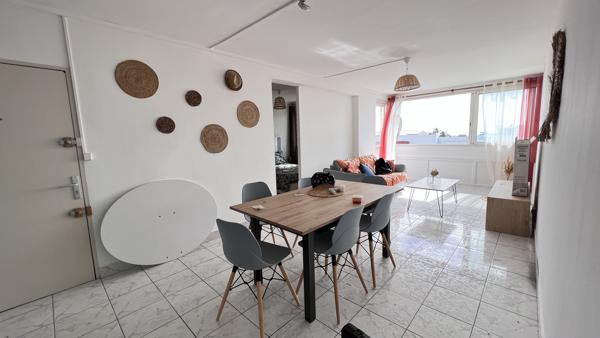 T4 meublé - St Denis rue jacob - 74 m² avec un emplacement parking.