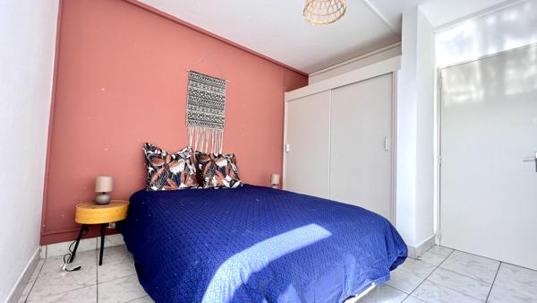 T4 meublé - St Denis rue jacob - 74 m² avec un emplacement parking.