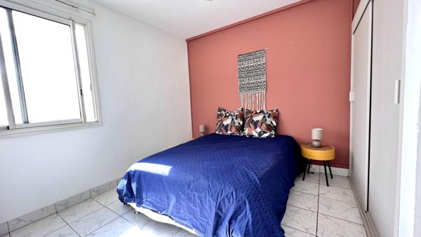T4 meublé - St Denis rue jacob - 74 m² avec un emplacement parking.