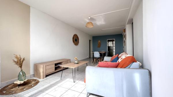 T4 meublé - St Denis rue jacob - 74 m² avec un emplacement parking.