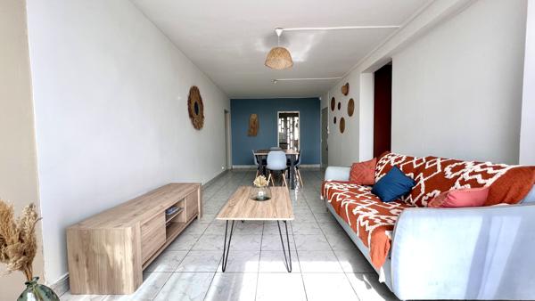 T4 meublé - St Denis rue jacob - 74 m² avec un emplacement parking.