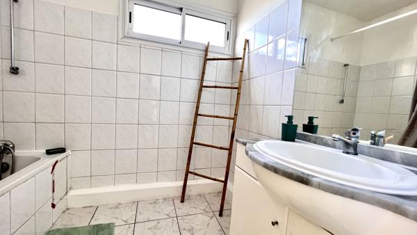 T4 meublé - St Denis rue jacob - 74 m² avec un emplacement parking.
