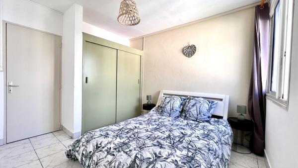 T4 meublé - St Denis rue jacob - 74 m² avec un emplacement parking.