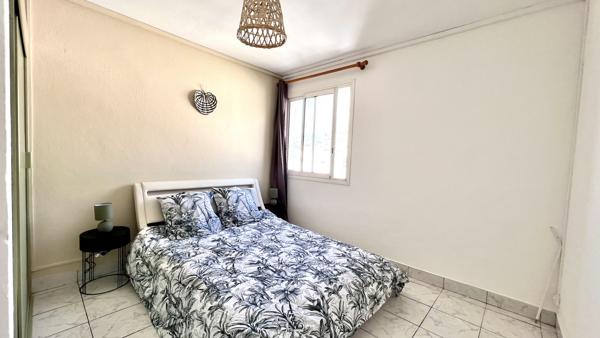 T4 meublé - St Denis rue jacob - 74 m² avec un emplacement parking.
