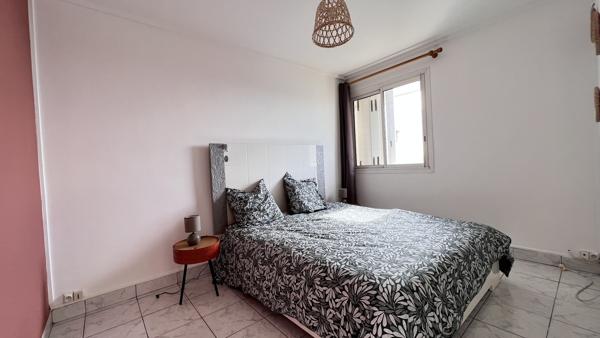 T4 meublé - St Denis rue jacob - 74 m² avec un emplacement parking.