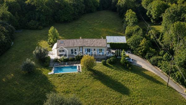 *** EXCLUSIVITE - VILLA 165m² - 4 CHAMBRES - TERRAIN 2.5 hectares - 3 GARAGES - PISCINE - VUE PANORAMIQUE ***

Sur les hauteurs du charmant hameau de Brassac, à seulement 5 minutes de SAINT PONS DE THOMIERES et de toutes les commodités, découvrez cette élégante villa de 165 m² nichée au cœur d’un environnement naturel exceptionnel de 2,5 hectares.

Un véritable havre de paix où calme, intimité et nature se rencontrent. Sans aucun vis-à-vis, cette propriété offre une vue spectaculaire sur les montagnes environnantes et un cadre de vie rare où vous pourrez admirer les biches évoluer à quelques mètres seulement de la maison.

Dès l’entrée, un hall accueillant avec placard et espace buanderie donne le ton. Vous découvrirez ensuite une magnifique pièce de vie lumineuse d’environ 56 m² avec une superbe hauteur sous plafond, réchauffée par un poêle à bois et ouverte sur l’extérieur grâce à de larges baies vitrées. La cuisine semi-ouverte d’environ 15 m² allie convivialité et fonctionnalité.

Une mezzanine surplombe l’espace de vie et offre un agréable coin détente, et un bureau d’environ 7 m² permet de profiter d’un espace de travail au calme.

L’ensemble s’ouvre sur deux belles terrasses :

une terrasse plein sud avec vue dominante sur la piscine et les montagnes 
une seconde terrasse plus intimiste sur le côté de la maison.

Côté nuit, la villa propose une distribution idéale pour accueillir famille et invités :

deux chambres lumineuses avec portes vitrées donnant directement sur la piscine (environ 14,50 m² et 11,75 m²) ;
une salle de bain avec baignoire et douche ;
un WC indépendant avec lave-mains ;
Après quelques marches un espace nuit de 10 m² et une salle d’eau ;
en bonus, une quatrième chambre avec dressing et point d’eau, accessible aussi bien depuis la maison que directement par l’extérieur, idéale pour recevoir ou envisager une activité indépendante.

En sous-sol, vous bénéficierez d’un vaste garage d’environ 46 m² avec une cave. La propriété dispose également de deux garages indépendants supplémentaires d’environ 25 m² et 50 m², offrant un fort potentiel d’aménagement avec la possibilité de créer une habitation supplémentaire.

À l’extérieur, le charme opère immédiatement : environnement paisible, nature omniprésente et prestations pensées pour profiter pleinement des beaux jours. Vous pourrez savourer des moments privilégiés autour de la piscine 8 x 4 sécurisée par un volet électrique, dans un cadre absolument idyllique.

Les atouts de la propriété :
165 m² habitables
Terrain de 2,5 hectares
Aucun vis-à-vis
Vue panoramique sur les montagnes
Piscine 8 x 4 avec volet de sécurité
3 garages
Possibilité de créer une habitation indépendante
Chauffage au sol par chaudière fioul
Poêle à bois
DPE : D
Ruisseau sur le jardin, trampoline enterré, espace ombragée dans les bois.

Une propriété rare sur le secteur, idéale pour les amoureux de nature recherchant confort, espace et sérénité, tout en restant à proximité immédiate des commodités.