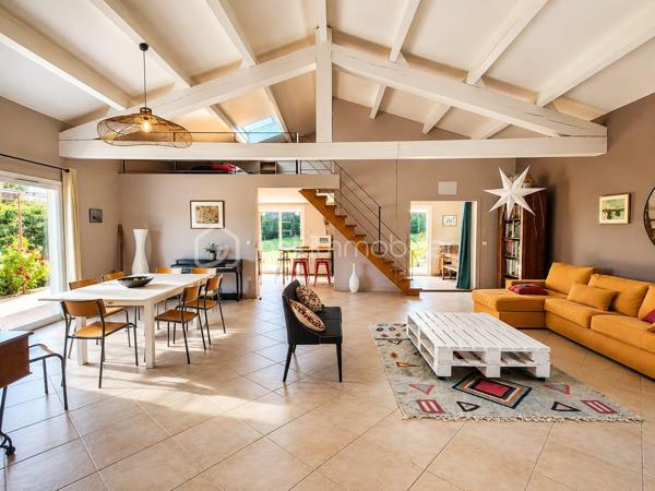 *** EXCLUSIVITE - VILLA 165m² - 4 CHAMBRES - TERRAIN 2.5 hectares - 3 GARAGES - PISCINE - VUE PANORAMIQUE ***

Sur les hauteurs du charmant hameau de Brassac, à seulement 5 minutes de SAINT PONS DE THOMIERES et de toutes les commodités, découvrez cette élégante villa de 165 m² nichée au cœur d’un environnement naturel exceptionnel de 2,5 hectares.

Un véritable havre de paix où calme, intimité et nature se rencontrent. Sans aucun vis-à-vis, cette propriété offre une vue spectaculaire sur les montagnes environnantes et un cadre de vie rare où vous pourrez admirer les biches évoluer à quelques mètres seulement de la maison.

Dès l’entrée, un hall accueillant avec placard et espace buanderie donne le ton. Vous découvrirez ensuite une magnifique pièce de vie lumineuse d’environ 56 m² avec une superbe hauteur sous plafond, réchauffée par un poêle à bois et ouverte sur l’extérieur grâce à de larges baies vitrées. La cuisine semi-ouverte d’environ 15 m² allie convivialité et fonctionnalité.

Une mezzanine surplombe l’espace de vie et offre un agréable coin détente, et un bureau d’environ 7 m² permet de profiter d’un espace de travail au calme.

L’ensemble s’ouvre sur deux belles terrasses :

une terrasse plein sud avec vue dominante sur la piscine et les montagnes 
une seconde terrasse plus intimiste sur le côté de la maison.

Côté nuit, la villa propose une distribution idéale pour accueillir famille et invités :

deux chambres lumineuses avec portes vitrées donnant directement sur la piscine (environ 14,50 m² et 11,75 m²) ;
une salle de bain avec baignoire et douche ;
un WC indépendant avec lave-mains ;
Après quelques marches un espace nuit de 10 m² et une salle d’eau ;
en bonus, une quatrième chambre avec dressing et point d’eau, accessible aussi bien depuis la maison que directement par l’extérieur, idéale pour recevoir ou envisager une activité indépendante.

En sous-sol, vous bénéficierez d’un vaste garage d’environ 46 m² avec une cave. La propriété dispose également de deux garages indépendants supplémentaires d’environ 25 m² et 50 m², offrant un fort potentiel d’aménagement avec la possibilité de créer une habitation supplémentaire.

À l’extérieur, le charme opère immédiatement : environnement paisible, nature omniprésente et prestations pensées pour profiter pleinement des beaux jours. Vous pourrez savourer des moments privilégiés autour de la piscine 8 x 4 sécurisée par un volet électrique, dans un cadre absolument idyllique.

Les atouts de la propriété :
165 m² habitables
Terrain de 2,5 hectares
Aucun vis-à-vis
Vue panoramique sur les montagnes
Piscine 8 x 4 avec volet de sécurité
3 garages
Possibilité de créer une habitation indépendante
Chauffage au sol par chaudière fioul
Poêle à bois
DPE : D
Ruisseau sur le jardin, trampoline enterré, espace ombragée dans les bois.

Une propriété rare sur le secteur, idéale pour les amoureux de nature recherchant confort, espace et sérénité, tout en restant à proximité immédiate des commodités.