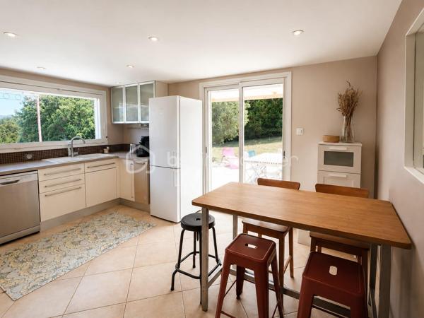 *** EXCLUSIVITE - VILLA 165m² - 4 CHAMBRES - TERRAIN 2.5 hectares - 3 GARAGES - PISCINE - VUE PANORAMIQUE ***

Sur les hauteurs du charmant hameau de Brassac, à seulement 5 minutes de SAINT PONS DE THOMIERES et de toutes les commodités, découvrez cette élégante villa de 165 m² nichée au cœur d’un environnement naturel exceptionnel de 2,5 hectares.

Un véritable havre de paix où calme, intimité et nature se rencontrent. Sans aucun vis-à-vis, cette propriété offre une vue spectaculaire sur les montagnes environnantes et un cadre de vie rare où vous pourrez admirer les biches évoluer à quelques mètres seulement de la maison.

Dès l’entrée, un hall accueillant avec placard et espace buanderie donne le ton. Vous découvrirez ensuite une magnifique pièce de vie lumineuse d’environ 56 m² avec une superbe hauteur sous plafond, réchauffée par un poêle à bois et ouverte sur l’extérieur grâce à de larges baies vitrées. La cuisine semi-ouverte d’environ 15 m² allie convivialité et fonctionnalité.

Une mezzanine surplombe l’espace de vie et offre un agréable coin détente, et un bureau d’environ 7 m² permet de profiter d’un espace de travail au calme.

L’ensemble s’ouvre sur deux belles terrasses :

une terrasse plein sud avec vue dominante sur la piscine et les montagnes 
une seconde terrasse plus intimiste sur le côté de la maison.

Côté nuit, la villa propose une distribution idéale pour accueillir famille et invités :

deux chambres lumineuses avec portes vitrées donnant directement sur la piscine (environ 14,50 m² et 11,75 m²) ;
une salle de bain avec baignoire et douche ;
un WC indépendant avec lave-mains ;
Après quelques marches un espace nuit de 10 m² et une salle d’eau ;
en bonus, une quatrième chambre avec dressing et point d’eau, accessible aussi bien depuis la maison que directement par l’extérieur, idéale pour recevoir ou envisager une activité indépendante.

En sous-sol, vous bénéficierez d’un vaste garage d’environ 46 m² avec une cave. La propriété dispose également de deux garages indépendants supplémentaires d’environ 25 m² et 50 m², offrant un fort potentiel d’aménagement avec la possibilité de créer une habitation supplémentaire.

À l’extérieur, le charme opère immédiatement : environnement paisible, nature omniprésente et prestations pensées pour profiter pleinement des beaux jours. Vous pourrez savourer des moments privilégiés autour de la piscine 8 x 4 sécurisée par un volet électrique, dans un cadre absolument idyllique.

Les atouts de la propriété :
165 m² habitables
Terrain de 2,5 hectares
Aucun vis-à-vis
Vue panoramique sur les montagnes
Piscine 8 x 4 avec volet de sécurité
3 garages
Possibilité de créer une habitation indépendante
Chauffage au sol par chaudière fioul
Poêle à bois
DPE : D
Ruisseau sur le jardin, trampoline enterré, espace ombragée dans les bois.

Une propriété rare sur le secteur, idéale pour les amoureux de nature recherchant confort, espace et sérénité, tout en restant à proximité immédiate des commodités.
