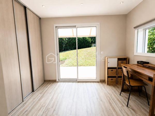 *** EXCLUSIVITE - VILLA 165m² - 4 CHAMBRES - TERRAIN 2.5 hectares - 3 GARAGES - PISCINE - VUE PANORAMIQUE ***

Sur les hauteurs du charmant hameau de Brassac, à seulement 5 minutes de SAINT PONS DE THOMIERES et de toutes les commodités, découvrez cette élégante villa de 165 m² nichée au cœur d’un environnement naturel exceptionnel de 2,5 hectares.

Un véritable havre de paix où calme, intimité et nature se rencontrent. Sans aucun vis-à-vis, cette propriété offre une vue spectaculaire sur les montagnes environnantes et un cadre de vie rare où vous pourrez admirer les biches évoluer à quelques mètres seulement de la maison.

Dès l’entrée, un hall accueillant avec placard et espace buanderie donne le ton. Vous découvrirez ensuite une magnifique pièce de vie lumineuse d’environ 56 m² avec une superbe hauteur sous plafond, réchauffée par un poêle à bois et ouverte sur l’extérieur grâce à de larges baies vitrées. La cuisine semi-ouverte d’environ 15 m² allie convivialité et fonctionnalité.

Une mezzanine surplombe l’espace de vie et offre un agréable coin détente, et un bureau d’environ 7 m² permet de profiter d’un espace de travail au calme.

L’ensemble s’ouvre sur deux belles terrasses :

une terrasse plein sud avec vue dominante sur la piscine et les montagnes 
une seconde terrasse plus intimiste sur le côté de la maison.

Côté nuit, la villa propose une distribution idéale pour accueillir famille et invités :

deux chambres lumineuses avec portes vitrées donnant directement sur la piscine (environ 14,50 m² et 11,75 m²) ;
une salle de bain avec baignoire et douche ;
un WC indépendant avec lave-mains ;
Après quelques marches un espace nuit de 10 m² et une salle d’eau ;
en bonus, une quatrième chambre avec dressing et point d’eau, accessible aussi bien depuis la maison que directement par l’extérieur, idéale pour recevoir ou envisager une activité indépendante.

En sous-sol, vous bénéficierez d’un vaste garage d’environ 46 m² avec une cave. La propriété dispose également de deux garages indépendants supplémentaires d’environ 25 m² et 50 m², offrant un fort potentiel d’aménagement avec la possibilité de créer une habitation supplémentaire.

À l’extérieur, le charme opère immédiatement : environnement paisible, nature omniprésente et prestations pensées pour profiter pleinement des beaux jours. Vous pourrez savourer des moments privilégiés autour de la piscine 8 x 4 sécurisée par un volet électrique, dans un cadre absolument idyllique.

Les atouts de la propriété :
165 m² habitables
Terrain de 2,5 hectares
Aucun vis-à-vis
Vue panoramique sur les montagnes
Piscine 8 x 4 avec volet de sécurité
3 garages
Possibilité de créer une habitation indépendante
Chauffage au sol par chaudière fioul
Poêle à bois
DPE : D
Ruisseau sur le jardin, trampoline enterré, espace ombragée dans les bois.

Une propriété rare sur le secteur, idéale pour les amoureux de nature recherchant confort, espace et sérénité, tout en restant à proximité immédiate des commodités.