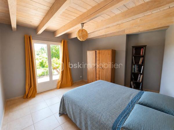 *** EXCLUSIVITE - VILLA 165m² - 4 CHAMBRES - TERRAIN 2.5 hectares - 3 GARAGES - PISCINE - VUE PANORAMIQUE ***

Sur les hauteurs du charmant hameau de Brassac, à seulement 5 minutes de SAINT PONS DE THOMIERES et de toutes les commodités, découvrez cette élégante villa de 165 m² nichée au cœur d’un environnement naturel exceptionnel de 2,5 hectares.

Un véritable havre de paix où calme, intimité et nature se rencontrent. Sans aucun vis-à-vis, cette propriété offre une vue spectaculaire sur les montagnes environnantes et un cadre de vie rare où vous pourrez admirer les biches évoluer à quelques mètres seulement de la maison.

Dès l’entrée, un hall accueillant avec placard et espace buanderie donne le ton. Vous découvrirez ensuite une magnifique pièce de vie lumineuse d’environ 56 m² avec une superbe hauteur sous plafond, réchauffée par un poêle à bois et ouverte sur l’extérieur grâce à de larges baies vitrées. La cuisine semi-ouverte d’environ 15 m² allie convivialité et fonctionnalité.

Une mezzanine surplombe l’espace de vie et offre un agréable coin détente, et un bureau d’environ 7 m² permet de profiter d’un espace de travail au calme.

L’ensemble s’ouvre sur deux belles terrasses :

une terrasse plein sud avec vue dominante sur la piscine et les montagnes 
une seconde terrasse plus intimiste sur le côté de la maison.

Côté nuit, la villa propose une distribution idéale pour accueillir famille et invités :

deux chambres lumineuses avec portes vitrées donnant directement sur la piscine (environ 14,50 m² et 11,75 m²) ;
une salle de bain avec baignoire et douche ;
un WC indépendant avec lave-mains ;
Après quelques marches un espace nuit de 10 m² et une salle d’eau ;
en bonus, une quatrième chambre avec dressing et point d’eau, accessible aussi bien depuis la maison que directement par l’extérieur, idéale pour recevoir ou envisager une activité indépendante.

En sous-sol, vous bénéficierez d’un vaste garage d’environ 46 m² avec une cave. La propriété dispose également de deux garages indépendants supplémentaires d’environ 25 m² et 50 m², offrant un fort potentiel d’aménagement avec la possibilité de créer une habitation supplémentaire.

À l’extérieur, le charme opère immédiatement : environnement paisible, nature omniprésente et prestations pensées pour profiter pleinement des beaux jours. Vous pourrez savourer des moments privilégiés autour de la piscine 8 x 4 sécurisée par un volet électrique, dans un cadre absolument idyllique.

Les atouts de la propriété :
165 m² habitables
Terrain de 2,5 hectares
Aucun vis-à-vis
Vue panoramique sur les montagnes
Piscine 8 x 4 avec volet de sécurité
3 garages
Possibilité de créer une habitation indépendante
Chauffage au sol par chaudière fioul
Poêle à bois
DPE : D
Ruisseau sur le jardin, trampoline enterré, espace ombragée dans les bois.

Une propriété rare sur le secteur, idéale pour les amoureux de nature recherchant confort, espace et sérénité, tout en restant à proximité immédiate des commodités.