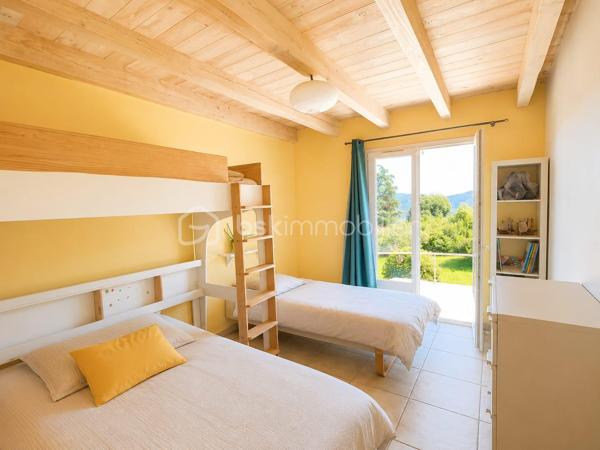 *** EXCLUSIVITE - VILLA 165m² - 4 CHAMBRES - TERRAIN 2.5 hectares - 3 GARAGES - PISCINE - VUE PANORAMIQUE ***

Sur les hauteurs du charmant hameau de Brassac, à seulement 5 minutes de SAINT PONS DE THOMIERES et de toutes les commodités, découvrez cette élégante villa de 165 m² nichée au cœur d’un environnement naturel exceptionnel de 2,5 hectares.

Un véritable havre de paix où calme, intimité et nature se rencontrent. Sans aucun vis-à-vis, cette propriété offre une vue spectaculaire sur les montagnes environnantes et un cadre de vie rare où vous pourrez admirer les biches évoluer à quelques mètres seulement de la maison.

Dès l’entrée, un hall accueillant avec placard et espace buanderie donne le ton. Vous découvrirez ensuite une magnifique pièce de vie lumineuse d’environ 56 m² avec une superbe hauteur sous plafond, réchauffée par un poêle à bois et ouverte sur l’extérieur grâce à de larges baies vitrées. La cuisine semi-ouverte d’environ 15 m² allie convivialité et fonctionnalité.

Une mezzanine surplombe l’espace de vie et offre un agréable coin détente, et un bureau d’environ 7 m² permet de profiter d’un espace de travail au calme.

L’ensemble s’ouvre sur deux belles terrasses :

une terrasse plein sud avec vue dominante sur la piscine et les montagnes 
une seconde terrasse plus intimiste sur le côté de la maison.

Côté nuit, la villa propose une distribution idéale pour accueillir famille et invités :

deux chambres lumineuses avec portes vitrées donnant directement sur la piscine (environ 14,50 m² et 11,75 m²) ;
une salle de bain avec baignoire et douche ;
un WC indépendant avec lave-mains ;
Après quelques marches un espace nuit de 10 m² et une salle d’eau ;
en bonus, une quatrième chambre avec dressing et point d’eau, accessible aussi bien depuis la maison que directement par l’extérieur, idéale pour recevoir ou envisager une activité indépendante.

En sous-sol, vous bénéficierez d’un vaste garage d’environ 46 m² avec une cave. La propriété dispose également de deux garages indépendants supplémentaires d’environ 25 m² et 50 m², offrant un fort potentiel d’aménagement avec la possibilité de créer une habitation supplémentaire.

À l’extérieur, le charme opère immédiatement : environnement paisible, nature omniprésente et prestations pensées pour profiter pleinement des beaux jours. Vous pourrez savourer des moments privilégiés autour de la piscine 8 x 4 sécurisée par un volet électrique, dans un cadre absolument idyllique.

Les atouts de la propriété :
165 m² habitables
Terrain de 2,5 hectares
Aucun vis-à-vis
Vue panoramique sur les montagnes
Piscine 8 x 4 avec volet de sécurité
3 garages
Possibilité de créer une habitation indépendante
Chauffage au sol par chaudière fioul
Poêle à bois
DPE : D
Ruisseau sur le jardin, trampoline enterré, espace ombragée dans les bois.

Une propriété rare sur le secteur, idéale pour les amoureux de nature recherchant confort, espace et sérénité, tout en restant à proximité immédiate des commodités.