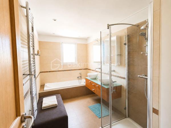*** EXCLUSIVITE - VILLA 165m² - 4 CHAMBRES - TERRAIN 2.5 hectares - 3 GARAGES - PISCINE - VUE PANORAMIQUE ***

Sur les hauteurs du charmant hameau de Brassac, à seulement 5 minutes de SAINT PONS DE THOMIERES et de toutes les commodités, découvrez cette élégante villa de 165 m² nichée au cœur d’un environnement naturel exceptionnel de 2,5 hectares.

Un véritable havre de paix où calme, intimité et nature se rencontrent. Sans aucun vis-à-vis, cette propriété offre une vue spectaculaire sur les montagnes environnantes et un cadre de vie rare où vous pourrez admirer les biches évoluer à quelques mètres seulement de la maison.

Dès l’entrée, un hall accueillant avec placard et espace buanderie donne le ton. Vous découvrirez ensuite une magnifique pièce de vie lumineuse d’environ 56 m² avec une superbe hauteur sous plafond, réchauffée par un poêle à bois et ouverte sur l’extérieur grâce à de larges baies vitrées. La cuisine semi-ouverte d’environ 15 m² allie convivialité et fonctionnalité.

Une mezzanine surplombe l’espace de vie et offre un agréable coin détente, et un bureau d’environ 7 m² permet de profiter d’un espace de travail au calme.

L’ensemble s’ouvre sur deux belles terrasses :

une terrasse plein sud avec vue dominante sur la piscine et les montagnes 
une seconde terrasse plus intimiste sur le côté de la maison.

Côté nuit, la villa propose une distribution idéale pour accueillir famille et invités :

deux chambres lumineuses avec portes vitrées donnant directement sur la piscine (environ 14,50 m² et 11,75 m²) ;
une salle de bain avec baignoire et douche ;
un WC indépendant avec lave-mains ;
Après quelques marches un espace nuit de 10 m² et une salle d’eau ;
en bonus, une quatrième chambre avec dressing et point d’eau, accessible aussi bien depuis la maison que directement par l’extérieur, idéale pour recevoir ou envisager une activité indépendante.

En sous-sol, vous bénéficierez d’un vaste garage d’environ 46 m² avec une cave. La propriété dispose également de deux garages indépendants supplémentaires d’environ 25 m² et 50 m², offrant un fort potentiel d’aménagement avec la possibilité de créer une habitation supplémentaire.

À l’extérieur, le charme opère immédiatement : environnement paisible, nature omniprésente et prestations pensées pour profiter pleinement des beaux jours. Vous pourrez savourer des moments privilégiés autour de la piscine 8 x 4 sécurisée par un volet électrique, dans un cadre absolument idyllique.

Les atouts de la propriété :
165 m² habitables
Terrain de 2,5 hectares
Aucun vis-à-vis
Vue panoramique sur les montagnes
Piscine 8 x 4 avec volet de sécurité
3 garages
Possibilité de créer une habitation indépendante
Chauffage au sol par chaudière fioul
Poêle à bois
DPE : D
Ruisseau sur le jardin, trampoline enterré, espace ombragée dans les bois.

Une propriété rare sur le secteur, idéale pour les amoureux de nature recherchant confort, espace et sérénité, tout en restant à proximité immédiate des commodités.