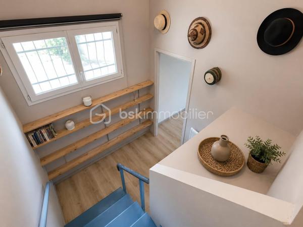 *** EXCLUSIVITE - VILLA 165m² - 4 CHAMBRES - TERRAIN 2.5 hectares - 3 GARAGES - PISCINE - VUE PANORAMIQUE ***

Sur les hauteurs du charmant hameau de Brassac, à seulement 5 minutes de SAINT PONS DE THOMIERES et de toutes les commodités, découvrez cette élégante villa de 165 m² nichée au cœur d’un environnement naturel exceptionnel de 2,5 hectares.

Un véritable havre de paix où calme, intimité et nature se rencontrent. Sans aucun vis-à-vis, cette propriété offre une vue spectaculaire sur les montagnes environnantes et un cadre de vie rare où vous pourrez admirer les biches évoluer à quelques mètres seulement de la maison.

Dès l’entrée, un hall accueillant avec placard et espace buanderie donne le ton. Vous découvrirez ensuite une magnifique pièce de vie lumineuse d’environ 56 m² avec une superbe hauteur sous plafond, réchauffée par un poêle à bois et ouverte sur l’extérieur grâce à de larges baies vitrées. La cuisine semi-ouverte d’environ 15 m² allie convivialité et fonctionnalité.

Une mezzanine surplombe l’espace de vie et offre un agréable coin détente, et un bureau d’environ 7 m² permet de profiter d’un espace de travail au calme.

L’ensemble s’ouvre sur deux belles terrasses :

une terrasse plein sud avec vue dominante sur la piscine et les montagnes 
une seconde terrasse plus intimiste sur le côté de la maison.

Côté nuit, la villa propose une distribution idéale pour accueillir famille et invités :

deux chambres lumineuses avec portes vitrées donnant directement sur la piscine (environ 14,50 m² et 11,75 m²) ;
une salle de bain avec baignoire et douche ;
un WC indépendant avec lave-mains ;
Après quelques marches un espace nuit de 10 m² et une salle d’eau ;
en bonus, une quatrième chambre avec dressing et point d’eau, accessible aussi bien depuis la maison que directement par l’extérieur, idéale pour recevoir ou envisager une activité indépendante.

En sous-sol, vous bénéficierez d’un vaste garage d’environ 46 m² avec une cave. La propriété dispose également de deux garages indépendants supplémentaires d’environ 25 m² et 50 m², offrant un fort potentiel d’aménagement avec la possibilité de créer une habitation supplémentaire.

À l’extérieur, le charme opère immédiatement : environnement paisible, nature omniprésente et prestations pensées pour profiter pleinement des beaux jours. Vous pourrez savourer des moments privilégiés autour de la piscine 8 x 4 sécurisée par un volet électrique, dans un cadre absolument idyllique.

Les atouts de la propriété :
165 m² habitables
Terrain de 2,5 hectares
Aucun vis-à-vis
Vue panoramique sur les montagnes
Piscine 8 x 4 avec volet de sécurité
3 garages
Possibilité de créer une habitation indépendante
Chauffage au sol par chaudière fioul
Poêle à bois
DPE : D
Ruisseau sur le jardin, trampoline enterré, espace ombragée dans les bois.

Une propriété rare sur le secteur, idéale pour les amoureux de nature recherchant confort, espace et sérénité, tout en restant à proximité immédiate des commodités.
