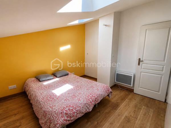 *** EXCLUSIVITE - VILLA 165m² - 4 CHAMBRES - TERRAIN 2.5 hectares - 3 GARAGES - PISCINE - VUE PANORAMIQUE ***

Sur les hauteurs du charmant hameau de Brassac, à seulement 5 minutes de SAINT PONS DE THOMIERES et de toutes les commodités, découvrez cette élégante villa de 165 m² nichée au cœur d’un environnement naturel exceptionnel de 2,5 hectares.

Un véritable havre de paix où calme, intimité et nature se rencontrent. Sans aucun vis-à-vis, cette propriété offre une vue spectaculaire sur les montagnes environnantes et un cadre de vie rare où vous pourrez admirer les biches évoluer à quelques mètres seulement de la maison.

Dès l’entrée, un hall accueillant avec placard et espace buanderie donne le ton. Vous découvrirez ensuite une magnifique pièce de vie lumineuse d’environ 56 m² avec une superbe hauteur sous plafond, réchauffée par un poêle à bois et ouverte sur l’extérieur grâce à de larges baies vitrées. La cuisine semi-ouverte d’environ 15 m² allie convivialité et fonctionnalité.

Une mezzanine surplombe l’espace de vie et offre un agréable coin détente, et un bureau d’environ 7 m² permet de profiter d’un espace de travail au calme.

L’ensemble s’ouvre sur deux belles terrasses :

une terrasse plein sud avec vue dominante sur la piscine et les montagnes 
une seconde terrasse plus intimiste sur le côté de la maison.

Côté nuit, la villa propose une distribution idéale pour accueillir famille et invités :

deux chambres lumineuses avec portes vitrées donnant directement sur la piscine (environ 14,50 m² et 11,75 m²) ;
une salle de bain avec baignoire et douche ;
un WC indépendant avec lave-mains ;
Après quelques marches un espace nuit de 10 m² et une salle d’eau ;
en bonus, une quatrième chambre avec dressing et point d’eau, accessible aussi bien depuis la maison que directement par l’extérieur, idéale pour recevoir ou envisager une activité indépendante.

En sous-sol, vous bénéficierez d’un vaste garage d’environ 46 m² avec une cave. La propriété dispose également de deux garages indépendants supplémentaires d’environ 25 m² et 50 m², offrant un fort potentiel d’aménagement avec la possibilité de créer une habitation supplémentaire.

À l’extérieur, le charme opère immédiatement : environnement paisible, nature omniprésente et prestations pensées pour profiter pleinement des beaux jours. Vous pourrez savourer des moments privilégiés autour de la piscine 8 x 4 sécurisée par un volet électrique, dans un cadre absolument idyllique.

Les atouts de la propriété :
165 m² habitables
Terrain de 2,5 hectares
Aucun vis-à-vis
Vue panoramique sur les montagnes
Piscine 8 x 4 avec volet de sécurité
3 garages
Possibilité de créer une habitation indépendante
Chauffage au sol par chaudière fioul
Poêle à bois
DPE : D
Ruisseau sur le jardin, trampoline enterré, espace ombragée dans les bois.

Une propriété rare sur le secteur, idéale pour les amoureux de nature recherchant confort, espace et sérénité, tout en restant à proximité immédiate des commodités.