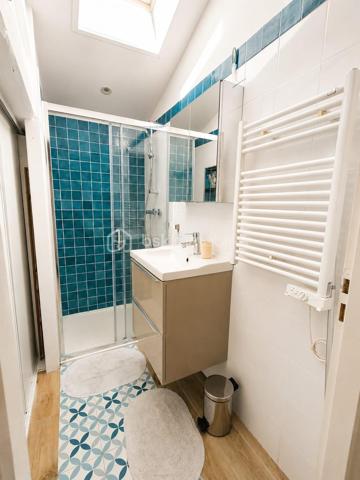 *** EXCLUSIVITE - VILLA 165m² - 4 CHAMBRES - TERRAIN 2.5 hectares - 3 GARAGES - PISCINE - VUE PANORAMIQUE ***

Sur les hauteurs du charmant hameau de Brassac, à seulement 5 minutes de SAINT PONS DE THOMIERES et de toutes les commodités, découvrez cette élégante villa de 165 m² nichée au cœur d’un environnement naturel exceptionnel de 2,5 hectares.

Un véritable havre de paix où calme, intimité et nature se rencontrent. Sans aucun vis-à-vis, cette propriété offre une vue spectaculaire sur les montagnes environnantes et un cadre de vie rare où vous pourrez admirer les biches évoluer à quelques mètres seulement de la maison.

Dès l’entrée, un hall accueillant avec placard et espace buanderie donne le ton. Vous découvrirez ensuite une magnifique pièce de vie lumineuse d’environ 56 m² avec une superbe hauteur sous plafond, réchauffée par un poêle à bois et ouverte sur l’extérieur grâce à de larges baies vitrées. La cuisine semi-ouverte d’environ 15 m² allie convivialité et fonctionnalité.

Une mezzanine surplombe l’espace de vie et offre un agréable coin détente, et un bureau d’environ 7 m² permet de profiter d’un espace de travail au calme.

L’ensemble s’ouvre sur deux belles terrasses :

une terrasse plein sud avec vue dominante sur la piscine et les montagnes 
une seconde terrasse plus intimiste sur le côté de la maison.

Côté nuit, la villa propose une distribution idéale pour accueillir famille et invités :

deux chambres lumineuses avec portes vitrées donnant directement sur la piscine (environ 14,50 m² et 11,75 m²) ;
une salle de bain avec baignoire et douche ;
un WC indépendant avec lave-mains ;
Après quelques marches un espace nuit de 10 m² et une salle d’eau ;
en bonus, une quatrième chambre avec dressing et point d’eau, accessible aussi bien depuis la maison que directement par l’extérieur, idéale pour recevoir ou envisager une activité indépendante.

En sous-sol, vous bénéficierez d’un vaste garage d’environ 46 m² avec une cave. La propriété dispose également de deux garages indépendants supplémentaires d’environ 25 m² et 50 m², offrant un fort potentiel d’aménagement avec la possibilité de créer une habitation supplémentaire.

À l’extérieur, le charme opère immédiatement : environnement paisible, nature omniprésente et prestations pensées pour profiter pleinement des beaux jours. Vous pourrez savourer des moments privilégiés autour de la piscine 8 x 4 sécurisée par un volet électrique, dans un cadre absolument idyllique.

Les atouts de la propriété :
165 m² habitables
Terrain de 2,5 hectares
Aucun vis-à-vis
Vue panoramique sur les montagnes
Piscine 8 x 4 avec volet de sécurité
3 garages
Possibilité de créer une habitation indépendante
Chauffage au sol par chaudière fioul
Poêle à bois
DPE : D
Ruisseau sur le jardin, trampoline enterré, espace ombragée dans les bois.

Une propriété rare sur le secteur, idéale pour les amoureux de nature recherchant confort, espace et sérénité, tout en restant à proximité immédiate des commodités.