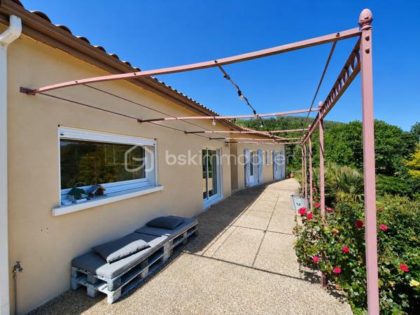 *** EXCLUSIVITE - VILLA 165m² - 4 CHAMBRES - TERRAIN 2.5 hectares - 3 GARAGES - PISCINE - VUE PANORAMIQUE ***

Sur les hauteurs du charmant hameau de Brassac, à seulement 5 minutes de SAINT PONS DE THOMIERES et de toutes les commodités, découvrez cette élégante villa de 165 m² nichée au cœur d’un environnement naturel exceptionnel de 2,5 hectares.

Un véritable havre de paix où calme, intimité et nature se rencontrent. Sans aucun vis-à-vis, cette propriété offre une vue spectaculaire sur les montagnes environnantes et un cadre de vie rare où vous pourrez admirer les biches évoluer à quelques mètres seulement de la maison.

Dès l’entrée, un hall accueillant avec placard et espace buanderie donne le ton. Vous découvrirez ensuite une magnifique pièce de vie lumineuse d’environ 56 m² avec une superbe hauteur sous plafond, réchauffée par un poêle à bois et ouverte sur l’extérieur grâce à de larges baies vitrées. La cuisine semi-ouverte d’environ 15 m² allie convivialité et fonctionnalité.

Une mezzanine surplombe l’espace de vie et offre un agréable coin détente, et un bureau d’environ 7 m² permet de profiter d’un espace de travail au calme.

L’ensemble s’ouvre sur deux belles terrasses :

une terrasse plein sud avec vue dominante sur la piscine et les montagnes 
une seconde terrasse plus intimiste sur le côté de la maison.

Côté nuit, la villa propose une distribution idéale pour accueillir famille et invités :

deux chambres lumineuses avec portes vitrées donnant directement sur la piscine (environ 14,50 m² et 11,75 m²) ;
une salle de bain avec baignoire et douche ;
un WC indépendant avec lave-mains ;
Après quelques marches un espace nuit de 10 m² et une salle d’eau ;
en bonus, une quatrième chambre avec dressing et point d’eau, accessible aussi bien depuis la maison que directement par l’extérieur, idéale pour recevoir ou envisager une activité indépendante.

En sous-sol, vous bénéficierez d’un vaste garage d’environ 46 m² avec une cave. La propriété dispose également de deux garages indépendants supplémentaires d’environ 25 m² et 50 m², offrant un fort potentiel d’aménagement avec la possibilité de créer une habitation supplémentaire.

À l’extérieur, le charme opère immédiatement : environnement paisible, nature omniprésente et prestations pensées pour profiter pleinement des beaux jours. Vous pourrez savourer des moments privilégiés autour de la piscine 8 x 4 sécurisée par un volet électrique, dans un cadre absolument idyllique.

Les atouts de la propriété :
165 m² habitables
Terrain de 2,5 hectares
Aucun vis-à-vis
Vue panoramique sur les montagnes
Piscine 8 x 4 avec volet de sécurité
3 garages
Possibilité de créer une habitation indépendante
Chauffage au sol par chaudière fioul
Poêle à bois
DPE : D
Ruisseau sur le jardin, trampoline enterré, espace ombragée dans les bois.

Une propriété rare sur le secteur, idéale pour les amoureux de nature recherchant confort, espace et sérénité, tout en restant à proximité immédiate des commodités.