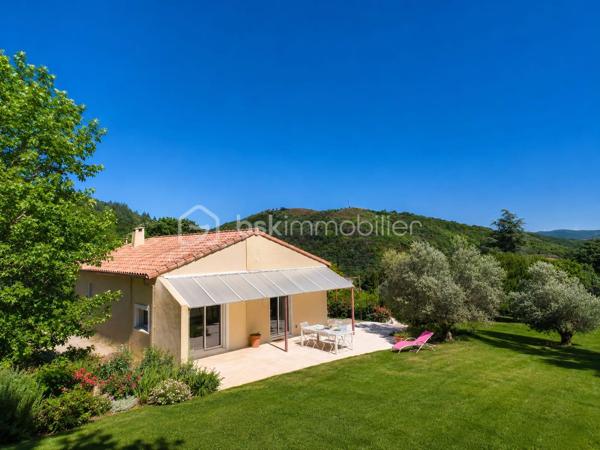 *** EXCLUSIVITE - VILLA 165m² - 4 CHAMBRES - TERRAIN 2.5 hectares - 3 GARAGES - PISCINE - VUE PANORAMIQUE ***

Sur les hauteurs du charmant hameau de Brassac, à seulement 5 minutes de SAINT PONS DE THOMIERES et de toutes les commodités, découvrez cette élégante villa de 165 m² nichée au cœur d’un environnement naturel exceptionnel de 2,5 hectares.

Un véritable havre de paix où calme, intimité et nature se rencontrent. Sans aucun vis-à-vis, cette propriété offre une vue spectaculaire sur les montagnes environnantes et un cadre de vie rare où vous pourrez admirer les biches évoluer à quelques mètres seulement de la maison.

Dès l’entrée, un hall accueillant avec placard et espace buanderie donne le ton. Vous découvrirez ensuite une magnifique pièce de vie lumineuse d’environ 56 m² avec une superbe hauteur sous plafond, réchauffée par un poêle à bois et ouverte sur l’extérieur grâce à de larges baies vitrées. La cuisine semi-ouverte d’environ 15 m² allie convivialité et fonctionnalité.

Une mezzanine surplombe l’espace de vie et offre un agréable coin détente, et un bureau d’environ 7 m² permet de profiter d’un espace de travail au calme.

L’ensemble s’ouvre sur deux belles terrasses :

une terrasse plein sud avec vue dominante sur la piscine et les montagnes 
une seconde terrasse plus intimiste sur le côté de la maison.

Côté nuit, la villa propose une distribution idéale pour accueillir famille et invités :

deux chambres lumineuses avec portes vitrées donnant directement sur la piscine (environ 14,50 m² et 11,75 m²) ;
une salle de bain avec baignoire et douche ;
un WC indépendant avec lave-mains ;
Après quelques marches un espace nuit de 10 m² et une salle d’eau ;
en bonus, une quatrième chambre avec dressing et point d’eau, accessible aussi bien depuis la maison que directement par l’extérieur, idéale pour recevoir ou envisager une activité indépendante.

En sous-sol, vous bénéficierez d’un vaste garage d’environ 46 m² avec une cave. La propriété dispose également de deux garages indépendants supplémentaires d’environ 25 m² et 50 m², offrant un fort potentiel d’aménagement avec la possibilité de créer une habitation supplémentaire.

À l’extérieur, le charme opère immédiatement : environnement paisible, nature omniprésente et prestations pensées pour profiter pleinement des beaux jours. Vous pourrez savourer des moments privilégiés autour de la piscine 8 x 4 sécurisée par un volet électrique, dans un cadre absolument idyllique.

Les atouts de la propriété :
165 m² habitables
Terrain de 2,5 hectares
Aucun vis-à-vis
Vue panoramique sur les montagnes
Piscine 8 x 4 avec volet de sécurité
3 garages
Possibilité de créer une habitation indépendante
Chauffage au sol par chaudière fioul
Poêle à bois
DPE : D
Ruisseau sur le jardin, trampoline enterré, espace ombragée dans les bois.

Une propriété rare sur le secteur, idéale pour les amoureux de nature recherchant confort, espace et sérénité, tout en restant à proximité immédiate des commodités.