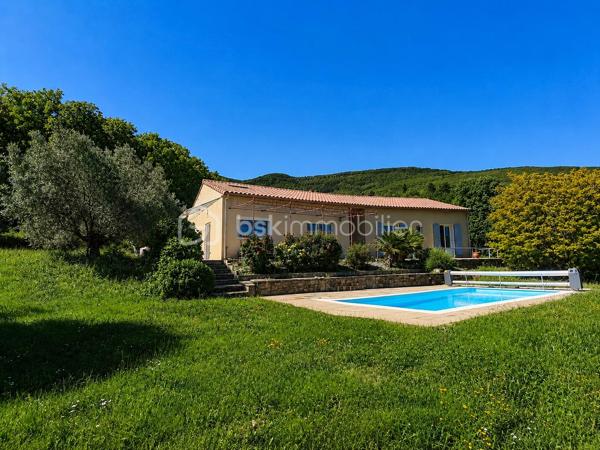 *** EXCLUSIVITE - VILLA 165m² - 4 CHAMBRES - TERRAIN 2.5 hectares - 3 GARAGES - PISCINE - VUE PANORAMIQUE ***

Sur les hauteurs du charmant hameau de Brassac, à seulement 5 minutes de SAINT PONS DE THOMIERES et de toutes les commodités, découvrez cette élégante villa de 165 m² nichée au cœur d’un environnement naturel exceptionnel de 2,5 hectares.

Un véritable havre de paix où calme, intimité et nature se rencontrent. Sans aucun vis-à-vis, cette propriété offre une vue spectaculaire sur les montagnes environnantes et un cadre de vie rare où vous pourrez admirer les biches évoluer à quelques mètres seulement de la maison.

Dès l’entrée, un hall accueillant avec placard et espace buanderie donne le ton. Vous découvrirez ensuite une magnifique pièce de vie lumineuse d’environ 56 m² avec une superbe hauteur sous plafond, réchauffée par un poêle à bois et ouverte sur l’extérieur grâce à de larges baies vitrées. La cuisine semi-ouverte d’environ 15 m² allie convivialité et fonctionnalité.

Une mezzanine surplombe l’espace de vie et offre un agréable coin détente, et un bureau d’environ 7 m² permet de profiter d’un espace de travail au calme.

L’ensemble s’ouvre sur deux belles terrasses :

une terrasse plein sud avec vue dominante sur la piscine et les montagnes 
une seconde terrasse plus intimiste sur le côté de la maison.

Côté nuit, la villa propose une distribution idéale pour accueillir famille et invités :

deux chambres lumineuses avec portes vitrées donnant directement sur la piscine (environ 14,50 m² et 11,75 m²) ;
une salle de bain avec baignoire et douche ;
un WC indépendant avec lave-mains ;
Après quelques marches un espace nuit de 10 m² et une salle d’eau ;
en bonus, une quatrième chambre avec dressing et point d’eau, accessible aussi bien depuis la maison que directement par l’extérieur, idéale pour recevoir ou envisager une activité indépendante.

En sous-sol, vous bénéficierez d’un vaste garage d’environ 46 m² avec une cave. La propriété dispose également de deux garages indépendants supplémentaires d’environ 25 m² et 50 m², offrant un fort potentiel d’aménagement avec la possibilité de créer une habitation supplémentaire.

À l’extérieur, le charme opère immédiatement : environnement paisible, nature omniprésente et prestations pensées pour profiter pleinement des beaux jours. Vous pourrez savourer des moments privilégiés autour de la piscine 8 x 4 sécurisée par un volet électrique, dans un cadre absolument idyllique.

Les atouts de la propriété :
165 m² habitables
Terrain de 2,5 hectares
Aucun vis-à-vis
Vue panoramique sur les montagnes
Piscine 8 x 4 avec volet de sécurité
3 garages
Possibilité de créer une habitation indépendante
Chauffage au sol par chaudière fioul
Poêle à bois
DPE : D
Ruisseau sur le jardin, trampoline enterré, espace ombragée dans les bois.

Une propriété rare sur le secteur, idéale pour les amoureux de nature recherchant confort, espace et sérénité, tout en restant à proximité immédiate des commodités.