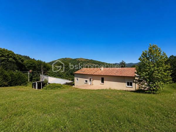 *** EXCLUSIVITE - VILLA 165m² - 4 CHAMBRES - TERRAIN 2.5 hectares - 3 GARAGES - PISCINE - VUE PANORAMIQUE ***

Sur les hauteurs du charmant hameau de Brassac, à seulement 5 minutes de SAINT PONS DE THOMIERES et de toutes les commodités, découvrez cette élégante villa de 165 m² nichée au cœur d’un environnement naturel exceptionnel de 2,5 hectares.

Un véritable havre de paix où calme, intimité et nature se rencontrent. Sans aucun vis-à-vis, cette propriété offre une vue spectaculaire sur les montagnes environnantes et un cadre de vie rare où vous pourrez admirer les biches évoluer à quelques mètres seulement de la maison.

Dès l’entrée, un hall accueillant avec placard et espace buanderie donne le ton. Vous découvrirez ensuite une magnifique pièce de vie lumineuse d’environ 56 m² avec une superbe hauteur sous plafond, réchauffée par un poêle à bois et ouverte sur l’extérieur grâce à de larges baies vitrées. La cuisine semi-ouverte d’environ 15 m² allie convivialité et fonctionnalité.

Une mezzanine surplombe l’espace de vie et offre un agréable coin détente, et un bureau d’environ 7 m² permet de profiter d’un espace de travail au calme.

L’ensemble s’ouvre sur deux belles terrasses :

une terrasse plein sud avec vue dominante sur la piscine et les montagnes 
une seconde terrasse plus intimiste sur le côté de la maison.

Côté nuit, la villa propose une distribution idéale pour accueillir famille et invités :

deux chambres lumineuses avec portes vitrées donnant directement sur la piscine (environ 14,50 m² et 11,75 m²) ;
une salle de bain avec baignoire et douche ;
un WC indépendant avec lave-mains ;
Après quelques marches un espace nuit de 10 m² et une salle d’eau ;
en bonus, une quatrième chambre avec dressing et point d’eau, accessible aussi bien depuis la maison que directement par l’extérieur, idéale pour recevoir ou envisager une activité indépendante.

En sous-sol, vous bénéficierez d’un vaste garage d’environ 46 m² avec une cave. La propriété dispose également de deux garages indépendants supplémentaires d’environ 25 m² et 50 m², offrant un fort potentiel d’aménagement avec la possibilité de créer une habitation supplémentaire.

À l’extérieur, le charme opère immédiatement : environnement paisible, nature omniprésente et prestations pensées pour profiter pleinement des beaux jours. Vous pourrez savourer des moments privilégiés autour de la piscine 8 x 4 sécurisée par un volet électrique, dans un cadre absolument idyllique.

Les atouts de la propriété :
165 m² habitables
Terrain de 2,5 hectares
Aucun vis-à-vis
Vue panoramique sur les montagnes
Piscine 8 x 4 avec volet de sécurité
3 garages
Possibilité de créer une habitation indépendante
Chauffage au sol par chaudière fioul
Poêle à bois
DPE : D
Ruisseau sur le jardin, trampoline enterré, espace ombragée dans les bois.

Une propriété rare sur le secteur, idéale pour les amoureux de nature recherchant confort, espace et sérénité, tout en restant à proximité immédiate des commodités.
