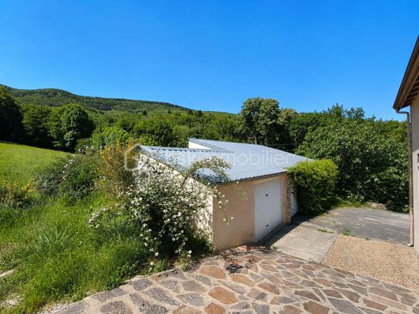 *** EXCLUSIVITE - VILLA 165m² - 4 CHAMBRES - TERRAIN 2.5 hectares - 3 GARAGES - PISCINE - VUE PANORAMIQUE ***

Sur les hauteurs du charmant hameau de Brassac, à seulement 5 minutes de SAINT PONS DE THOMIERES et de toutes les commodités, découvrez cette élégante villa de 165 m² nichée au cœur d’un environnement naturel exceptionnel de 2,5 hectares.

Un véritable havre de paix où calme, intimité et nature se rencontrent. Sans aucun vis-à-vis, cette propriété offre une vue spectaculaire sur les montagnes environnantes et un cadre de vie rare où vous pourrez admirer les biches évoluer à quelques mètres seulement de la maison.

Dès l’entrée, un hall accueillant avec placard et espace buanderie donne le ton. Vous découvrirez ensuite une magnifique pièce de vie lumineuse d’environ 56 m² avec une superbe hauteur sous plafond, réchauffée par un poêle à bois et ouverte sur l’extérieur grâce à de larges baies vitrées. La cuisine semi-ouverte d’environ 15 m² allie convivialité et fonctionnalité.

Une mezzanine surplombe l’espace de vie et offre un agréable coin détente, et un bureau d’environ 7 m² permet de profiter d’un espace de travail au calme.

L’ensemble s’ouvre sur deux belles terrasses :

une terrasse plein sud avec vue dominante sur la piscine et les montagnes 
une seconde terrasse plus intimiste sur le côté de la maison.

Côté nuit, la villa propose une distribution idéale pour accueillir famille et invités :

deux chambres lumineuses avec portes vitrées donnant directement sur la piscine (environ 14,50 m² et 11,75 m²) ;
une salle de bain avec baignoire et douche ;
un WC indépendant avec lave-mains ;
Après quelques marches un espace nuit de 10 m² et une salle d’eau ;
en bonus, une quatrième chambre avec dressing et point d’eau, accessible aussi bien depuis la maison que directement par l’extérieur, idéale pour recevoir ou envisager une activité indépendante.

En sous-sol, vous bénéficierez d’un vaste garage d’environ 46 m² avec une cave. La propriété dispose également de deux garages indépendants supplémentaires d’environ 25 m² et 50 m², offrant un fort potentiel d’aménagement avec la possibilité de créer une habitation supplémentaire.

À l’extérieur, le charme opère immédiatement : environnement paisible, nature omniprésente et prestations pensées pour profiter pleinement des beaux jours. Vous pourrez savourer des moments privilégiés autour de la piscine 8 x 4 sécurisée par un volet électrique, dans un cadre absolument idyllique.

Les atouts de la propriété :
165 m² habitables
Terrain de 2,5 hectares
Aucun vis-à-vis
Vue panoramique sur les montagnes
Piscine 8 x 4 avec volet de sécurité
3 garages
Possibilité de créer une habitation indépendante
Chauffage au sol par chaudière fioul
Poêle à bois
DPE : D
Ruisseau sur le jardin, trampoline enterré, espace ombragée dans les bois.

Une propriété rare sur le secteur, idéale pour les amoureux de nature recherchant confort, espace et sérénité, tout en restant à proximité immédiate des commodités.