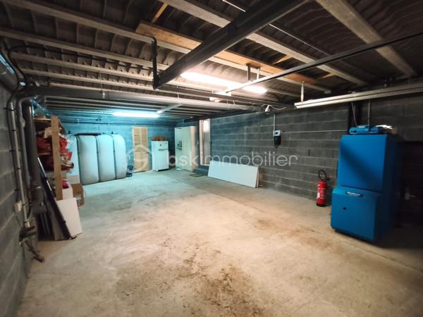 *** EXCLUSIVITE - VILLA 165m² - 4 CHAMBRES - TERRAIN 2.5 hectares - 3 GARAGES - PISCINE - VUE PANORAMIQUE ***

Sur les hauteurs du charmant hameau de Brassac, à seulement 5 minutes de SAINT PONS DE THOMIERES et de toutes les commodités, découvrez cette élégante villa de 165 m² nichée au cœur d’un environnement naturel exceptionnel de 2,5 hectares.

Un véritable havre de paix où calme, intimité et nature se rencontrent. Sans aucun vis-à-vis, cette propriété offre une vue spectaculaire sur les montagnes environnantes et un cadre de vie rare où vous pourrez admirer les biches évoluer à quelques mètres seulement de la maison.

Dès l’entrée, un hall accueillant avec placard et espace buanderie donne le ton. Vous découvrirez ensuite une magnifique pièce de vie lumineuse d’environ 56 m² avec une superbe hauteur sous plafond, réchauffée par un poêle à bois et ouverte sur l’extérieur grâce à de larges baies vitrées. La cuisine semi-ouverte d’environ 15 m² allie convivialité et fonctionnalité.

Une mezzanine surplombe l’espace de vie et offre un agréable coin détente, et un bureau d’environ 7 m² permet de profiter d’un espace de travail au calme.

L’ensemble s’ouvre sur deux belles terrasses :

une terrasse plein sud avec vue dominante sur la piscine et les montagnes 
une seconde terrasse plus intimiste sur le côté de la maison.

Côté nuit, la villa propose une distribution idéale pour accueillir famille et invités :

deux chambres lumineuses avec portes vitrées donnant directement sur la piscine (environ 14,50 m² et 11,75 m²) ;
une salle de bain avec baignoire et douche ;
un WC indépendant avec lave-mains ;
Après quelques marches un espace nuit de 10 m² et une salle d’eau ;
en bonus, une quatrième chambre avec dressing et point d’eau, accessible aussi bien depuis la maison que directement par l’extérieur, idéale pour recevoir ou envisager une activité indépendante.

En sous-sol, vous bénéficierez d’un vaste garage d’environ 46 m² avec une cave. La propriété dispose également de deux garages indépendants supplémentaires d’environ 25 m² et 50 m², offrant un fort potentiel d’aménagement avec la possibilité de créer une habitation supplémentaire.

À l’extérieur, le charme opère immédiatement : environnement paisible, nature omniprésente et prestations pensées pour profiter pleinement des beaux jours. Vous pourrez savourer des moments privilégiés autour de la piscine 8 x 4 sécurisée par un volet électrique, dans un cadre absolument idyllique.

Les atouts de la propriété :
165 m² habitables
Terrain de 2,5 hectares
Aucun vis-à-vis
Vue panoramique sur les montagnes
Piscine 8 x 4 avec volet de sécurité
3 garages
Possibilité de créer une habitation indépendante
Chauffage au sol par chaudière fioul
Poêle à bois
DPE : D
Ruisseau sur le jardin, trampoline enterré, espace ombragée dans les bois.

Une propriété rare sur le secteur, idéale pour les amoureux de nature recherchant confort, espace et sérénité, tout en restant à proximité immédiate des commodités.
