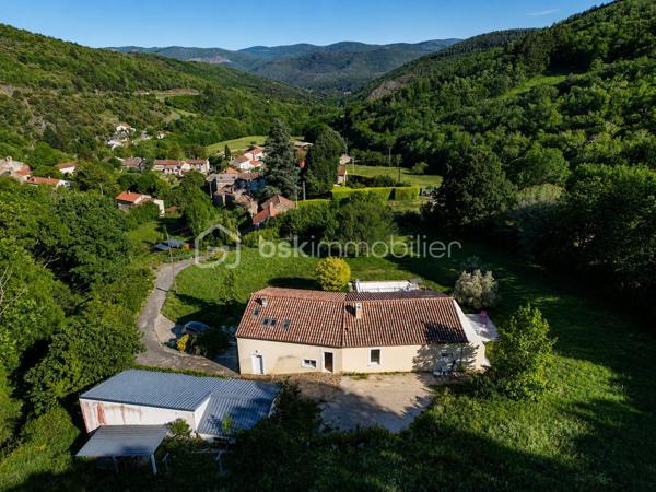 *** EXCLUSIVITE - VILLA 165m² - 4 CHAMBRES - TERRAIN 2.5 hectares - 3 GARAGES - PISCINE - VUE PANORAMIQUE ***

Sur les hauteurs du charmant hameau de Brassac, à seulement 5 minutes de SAINT PONS DE THOMIERES et de toutes les commodités, découvrez cette élégante villa de 165 m² nichée au cœur d’un environnement naturel exceptionnel de 2,5 hectares.

Un véritable havre de paix où calme, intimité et nature se rencontrent. Sans aucun vis-à-vis, cette propriété offre une vue spectaculaire sur les montagnes environnantes et un cadre de vie rare où vous pourrez admirer les biches évoluer à quelques mètres seulement de la maison.

Dès l’entrée, un hall accueillant avec placard et espace buanderie donne le ton. Vous découvrirez ensuite une magnifique pièce de vie lumineuse d’environ 56 m² avec une superbe hauteur sous plafond, réchauffée par un poêle à bois et ouverte sur l’extérieur grâce à de larges baies vitrées. La cuisine semi-ouverte d’environ 15 m² allie convivialité et fonctionnalité.

Une mezzanine surplombe l’espace de vie et offre un agréable coin détente, et un bureau d’environ 7 m² permet de profiter d’un espace de travail au calme.

L’ensemble s’ouvre sur deux belles terrasses :

une terrasse plein sud avec vue dominante sur la piscine et les montagnes 
une seconde terrasse plus intimiste sur le côté de la maison.

Côté nuit, la villa propose une distribution idéale pour accueillir famille et invités :

deux chambres lumineuses avec portes vitrées donnant directement sur la piscine (environ 14,50 m² et 11,75 m²) ;
une salle de bain avec baignoire et douche ;
un WC indépendant avec lave-mains ;
Après quelques marches un espace nuit de 10 m² et une salle d’eau ;
en bonus, une quatrième chambre avec dressing et point d’eau, accessible aussi bien depuis la maison que directement par l’extérieur, idéale pour recevoir ou envisager une activité indépendante.

En sous-sol, vous bénéficierez d’un vaste garage d’environ 46 m² avec une cave. La propriété dispose également de deux garages indépendants supplémentaires d’environ 25 m² et 50 m², offrant un fort potentiel d’aménagement avec la possibilité de créer une habitation supplémentaire.

À l’extérieur, le charme opère immédiatement : environnement paisible, nature omniprésente et prestations pensées pour profiter pleinement des beaux jours. Vous pourrez savourer des moments privilégiés autour de la piscine 8 x 4 sécurisée par un volet électrique, dans un cadre absolument idyllique.

Les atouts de la propriété :
165 m² habitables
Terrain de 2,5 hectares
Aucun vis-à-vis
Vue panoramique sur les montagnes
Piscine 8 x 4 avec volet de sécurité
3 garages
Possibilité de créer une habitation indépendante
Chauffage au sol par chaudière fioul
Poêle à bois
DPE : D
Ruisseau sur le jardin, trampoline enterré, espace ombragée dans les bois.

Une propriété rare sur le secteur, idéale pour les amoureux de nature recherchant confort, espace et sérénité, tout en restant à proximité immédiate des commodités.