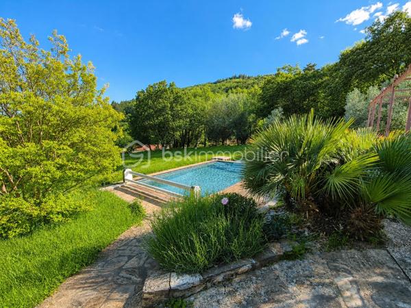 *** EXCLUSIVITE - VILLA 165m² - 4 CHAMBRES - TERRAIN 2.5 hectares - 3 GARAGES - PISCINE - VUE PANORAMIQUE ***

Sur les hauteurs du charmant hameau de Brassac, à seulement 5 minutes de SAINT PONS DE THOMIERES et de toutes les commodités, découvrez cette élégante villa de 165 m² nichée au cœur d’un environnement naturel exceptionnel de 2,5 hectares.

Un véritable havre de paix où calme, intimité et nature se rencontrent. Sans aucun vis-à-vis, cette propriété offre une vue spectaculaire sur les montagnes environnantes et un cadre de vie rare où vous pourrez admirer les biches évoluer à quelques mètres seulement de la maison.

Dès l’entrée, un hall accueillant avec placard et espace buanderie donne le ton. Vous découvrirez ensuite une magnifique pièce de vie lumineuse d’environ 56 m² avec une superbe hauteur sous plafond, réchauffée par un poêle à bois et ouverte sur l’extérieur grâce à de larges baies vitrées. La cuisine semi-ouverte d’environ 15 m² allie convivialité et fonctionnalité.

Une mezzanine surplombe l’espace de vie et offre un agréable coin détente, et un bureau d’environ 7 m² permet de profiter d’un espace de travail au calme.

L’ensemble s’ouvre sur deux belles terrasses :

une terrasse plein sud avec vue dominante sur la piscine et les montagnes 
une seconde terrasse plus intimiste sur le côté de la maison.

Côté nuit, la villa propose une distribution idéale pour accueillir famille et invités :

deux chambres lumineuses avec portes vitrées donnant directement sur la piscine (environ 14,50 m² et 11,75 m²) ;
une salle de bain avec baignoire et douche ;
un WC indépendant avec lave-mains ;
Après quelques marches un espace nuit de 10 m² et une salle d’eau ;
en bonus, une quatrième chambre avec dressing et point d’eau, accessible aussi bien depuis la maison que directement par l’extérieur, idéale pour recevoir ou envisager une activité indépendante.

En sous-sol, vous bénéficierez d’un vaste garage d’environ 46 m² avec une cave. La propriété dispose également de deux garages indépendants supplémentaires d’environ 25 m² et 50 m², offrant un fort potentiel d’aménagement avec la possibilité de créer une habitation supplémentaire.

À l’extérieur, le charme opère immédiatement : environnement paisible, nature omniprésente et prestations pensées pour profiter pleinement des beaux jours. Vous pourrez savourer des moments privilégiés autour de la piscine 8 x 4 sécurisée par un volet électrique, dans un cadre absolument idyllique.

Les atouts de la propriété :
165 m² habitables
Terrain de 2,5 hectares
Aucun vis-à-vis
Vue panoramique sur les montagnes
Piscine 8 x 4 avec volet de sécurité
3 garages
Possibilité de créer une habitation indépendante
Chauffage au sol par chaudière fioul
Poêle à bois
DPE : D
Ruisseau sur le jardin, trampoline enterré, espace ombragée dans les bois.

Une propriété rare sur le secteur, idéale pour les amoureux de nature recherchant confort, espace et sérénité, tout en restant à proximité immédiate des commodités.