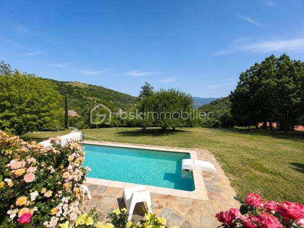 *** EXCLUSIVITE - VILLA 165m² - 4 CHAMBRES - TERRAIN 2.5 hectares - 3 GARAGES - PISCINE - VUE PANORAMIQUE ***

Sur les hauteurs du charmant hameau de Brassac, à seulement 5 minutes de SAINT PONS DE THOMIERES et de toutes les commodités, découvrez cette élégante villa de 165 m² nichée au cœur d’un environnement naturel exceptionnel de 2,5 hectares.

Un véritable havre de paix où calme, intimité et nature se rencontrent. Sans aucun vis-à-vis, cette propriété offre une vue spectaculaire sur les montagnes environnantes et un cadre de vie rare où vous pourrez admirer les biches évoluer à quelques mètres seulement de la maison.

Dès l’entrée, un hall accueillant avec placard et espace buanderie donne le ton. Vous découvrirez ensuite une magnifique pièce de vie lumineuse d’environ 56 m² avec une superbe hauteur sous plafond, réchauffée par un poêle à bois et ouverte sur l’extérieur grâce à de larges baies vitrées. La cuisine semi-ouverte d’environ 15 m² allie convivialité et fonctionnalité.

Une mezzanine surplombe l’espace de vie et offre un agréable coin détente, et un bureau d’environ 7 m² permet de profiter d’un espace de travail au calme.

L’ensemble s’ouvre sur deux belles terrasses :

une terrasse plein sud avec vue dominante sur la piscine et les montagnes 
une seconde terrasse plus intimiste sur le côté de la maison.

Côté nuit, la villa propose une distribution idéale pour accueillir famille et invités :

deux chambres lumineuses avec portes vitrées donnant directement sur la piscine (environ 14,50 m² et 11,75 m²) ;
une salle de bain avec baignoire et douche ;
un WC indépendant avec lave-mains ;
Après quelques marches un espace nuit de 10 m² et une salle d’eau ;
en bonus, une quatrième chambre avec dressing et point d’eau, accessible aussi bien depuis la maison que directement par l’extérieur, idéale pour recevoir ou envisager une activité indépendante.

En sous-sol, vous bénéficierez d’un vaste garage d’environ 46 m² avec une cave. La propriété dispose également de deux garages indépendants supplémentaires d’environ 25 m² et 50 m², offrant un fort potentiel d’aménagement avec la possibilité de créer une habitation supplémentaire.

À l’extérieur, le charme opère immédiatement : environnement paisible, nature omniprésente et prestations pensées pour profiter pleinement des beaux jours. Vous pourrez savourer des moments privilégiés autour de la piscine 8 x 4 sécurisée par un volet électrique, dans un cadre absolument idyllique.

Les atouts de la propriété :
165 m² habitables
Terrain de 2,5 hectares
Aucun vis-à-vis
Vue panoramique sur les montagnes
Piscine 8 x 4 avec volet de sécurité
3 garages
Possibilité de créer une habitation indépendante
Chauffage au sol par chaudière fioul
Poêle à bois
DPE : D
Ruisseau sur le jardin, trampoline enterré, espace ombragée dans les bois.

Une propriété rare sur le secteur, idéale pour les amoureux de nature recherchant confort, espace et sérénité, tout en restant à proximité immédiate des commodités.