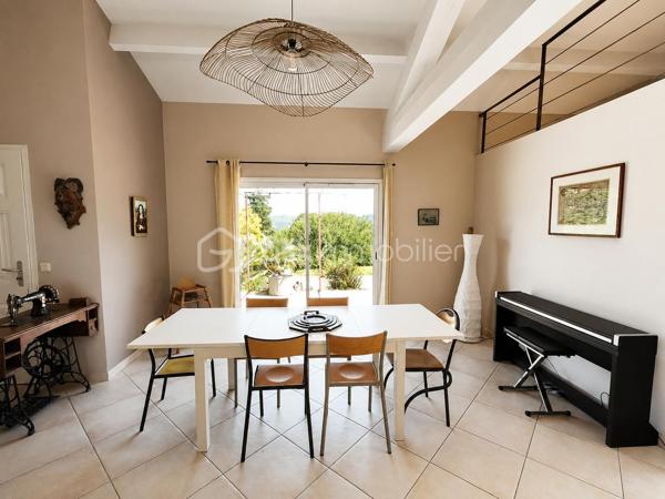 *** EXCLUSIVITE - VILLA 165m² - 4 CHAMBRES - TERRAIN 2.5 hectares - 3 GARAGES - PISCINE - VUE PANORAMIQUE ***

Sur les hauteurs du charmant hameau de Brassac, à seulement 5 minutes de SAINT PONS DE THOMIERES et de toutes les commodités, découvrez cette élégante villa de 165 m² nichée au cœur d’un environnement naturel exceptionnel de 2,5 hectares.

Un véritable havre de paix où calme, intimité et nature se rencontrent. Sans aucun vis-à-vis, cette propriété offre une vue spectaculaire sur les montagnes environnantes et un cadre de vie rare où vous pourrez admirer les biches évoluer à quelques mètres seulement de la maison.

Dès l’entrée, un hall accueillant avec placard et espace buanderie donne le ton. Vous découvrirez ensuite une magnifique pièce de vie lumineuse d’environ 56 m² avec une superbe hauteur sous plafond, réchauffée par un poêle à bois et ouverte sur l’extérieur grâce à de larges baies vitrées. La cuisine semi-ouverte d’environ 15 m² allie convivialité et fonctionnalité.

Une mezzanine surplombe l’espace de vie et offre un agréable coin détente, et un bureau d’environ 7 m² permet de profiter d’un espace de travail au calme.

L’ensemble s’ouvre sur deux belles terrasses :

une terrasse plein sud avec vue dominante sur la piscine et les montagnes 
une seconde terrasse plus intimiste sur le côté de la maison.

Côté nuit, la villa propose une distribution idéale pour accueillir famille et invités :

deux chambres lumineuses avec portes vitrées donnant directement sur la piscine (environ 14,50 m² et 11,75 m²) ;
une salle de bain avec baignoire et douche ;
un WC indépendant avec lave-mains ;
Après quelques marches un espace nuit de 10 m² et une salle d’eau ;
en bonus, une quatrième chambre avec dressing et point d’eau, accessible aussi bien depuis la maison que directement par l’extérieur, idéale pour recevoir ou envisager une activité indépendante.

En sous-sol, vous bénéficierez d’un vaste garage d’environ 46 m² avec une cave. La propriété dispose également de deux garages indépendants supplémentaires d’environ 25 m² et 50 m², offrant un fort potentiel d’aménagement avec la possibilité de créer une habitation supplémentaire.

À l’extérieur, le charme opère immédiatement : environnement paisible, nature omniprésente et prestations pensées pour profiter pleinement des beaux jours. Vous pourrez savourer des moments privilégiés autour de la piscine 8 x 4 sécurisée par un volet électrique, dans un cadre absolument idyllique.

Les atouts de la propriété :
165 m² habitables
Terrain de 2,5 hectares
Aucun vis-à-vis
Vue panoramique sur les montagnes
Piscine 8 x 4 avec volet de sécurité
3 garages
Possibilité de créer une habitation indépendante
Chauffage au sol par chaudière fioul
Poêle à bois
DPE : D
Ruisseau sur le jardin, trampoline enterré, espace ombragée dans les bois.

Une propriété rare sur le secteur, idéale pour les amoureux de nature recherchant confort, espace et sérénité, tout en restant à proximité immédiate des commodités.