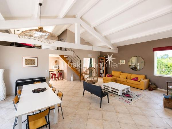 *** EXCLUSIVITE - VILLA 165m² - 4 CHAMBRES - TERRAIN 2.5 hectares - 3 GARAGES - PISCINE - VUE PANORAMIQUE ***

Sur les hauteurs du charmant hameau de Brassac, à seulement 5 minutes de SAINT PONS DE THOMIERES et de toutes les commodités, découvrez cette élégante villa de 165 m² nichée au cœur d’un environnement naturel exceptionnel de 2,5 hectares.

Un véritable havre de paix où calme, intimité et nature se rencontrent. Sans aucun vis-à-vis, cette propriété offre une vue spectaculaire sur les montagnes environnantes et un cadre de vie rare où vous pourrez admirer les biches évoluer à quelques mètres seulement de la maison.

Dès l’entrée, un hall accueillant avec placard et espace buanderie donne le ton. Vous découvrirez ensuite une magnifique pièce de vie lumineuse d’environ 56 m² avec une superbe hauteur sous plafond, réchauffée par un poêle à bois et ouverte sur l’extérieur grâce à de larges baies vitrées. La cuisine semi-ouverte d’environ 15 m² allie convivialité et fonctionnalité.

Une mezzanine surplombe l’espace de vie et offre un agréable coin détente, et un bureau d’environ 7 m² permet de profiter d’un espace de travail au calme.

L’ensemble s’ouvre sur deux belles terrasses :

une terrasse plein sud avec vue dominante sur la piscine et les montagnes 
une seconde terrasse plus intimiste sur le côté de la maison.

Côté nuit, la villa propose une distribution idéale pour accueillir famille et invités :

deux chambres lumineuses avec portes vitrées donnant directement sur la piscine (environ 14,50 m² et 11,75 m²) ;
une salle de bain avec baignoire et douche ;
un WC indépendant avec lave-mains ;
Après quelques marches un espace nuit de 10 m² et une salle d’eau ;
en bonus, une quatrième chambre avec dressing et point d’eau, accessible aussi bien depuis la maison que directement par l’extérieur, idéale pour recevoir ou envisager une activité indépendante.

En sous-sol, vous bénéficierez d’un vaste garage d’environ 46 m² avec une cave. La propriété dispose également de deux garages indépendants supplémentaires d’environ 25 m² et 50 m², offrant un fort potentiel d’aménagement avec la possibilité de créer une habitation supplémentaire.

À l’extérieur, le charme opère immédiatement : environnement paisible, nature omniprésente et prestations pensées pour profiter pleinement des beaux jours. Vous pourrez savourer des moments privilégiés autour de la piscine 8 x 4 sécurisée par un volet électrique, dans un cadre absolument idyllique.

Les atouts de la propriété :
165 m² habitables
Terrain de 2,5 hectares
Aucun vis-à-vis
Vue panoramique sur les montagnes
Piscine 8 x 4 avec volet de sécurité
3 garages
Possibilité de créer une habitation indépendante
Chauffage au sol par chaudière fioul
Poêle à bois
DPE : D
Ruisseau sur le jardin, trampoline enterré, espace ombragée dans les bois.

Une propriété rare sur le secteur, idéale pour les amoureux de nature recherchant confort, espace et sérénité, tout en restant à proximité immédiate des commodités.
