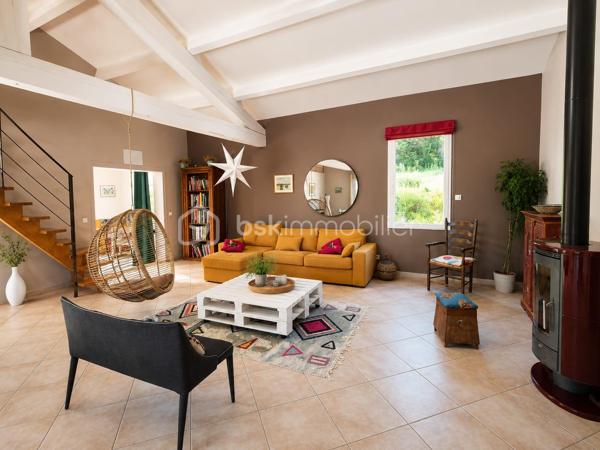 *** EXCLUSIVITE - VILLA 165m² - 4 CHAMBRES - TERRAIN 2.5 hectares - 3 GARAGES - PISCINE - VUE PANORAMIQUE ***

Sur les hauteurs du charmant hameau de Brassac, à seulement 5 minutes de SAINT PONS DE THOMIERES et de toutes les commodités, découvrez cette élégante villa de 165 m² nichée au cœur d’un environnement naturel exceptionnel de 2,5 hectares.

Un véritable havre de paix où calme, intimité et nature se rencontrent. Sans aucun vis-à-vis, cette propriété offre une vue spectaculaire sur les montagnes environnantes et un cadre de vie rare où vous pourrez admirer les biches évoluer à quelques mètres seulement de la maison.

Dès l’entrée, un hall accueillant avec placard et espace buanderie donne le ton. Vous découvrirez ensuite une magnifique pièce de vie lumineuse d’environ 56 m² avec une superbe hauteur sous plafond, réchauffée par un poêle à bois et ouverte sur l’extérieur grâce à de larges baies vitrées. La cuisine semi-ouverte d’environ 15 m² allie convivialité et fonctionnalité.

Une mezzanine surplombe l’espace de vie et offre un agréable coin détente, et un bureau d’environ 7 m² permet de profiter d’un espace de travail au calme.

L’ensemble s’ouvre sur deux belles terrasses :

une terrasse plein sud avec vue dominante sur la piscine et les montagnes 
une seconde terrasse plus intimiste sur le côté de la maison.

Côté nuit, la villa propose une distribution idéale pour accueillir famille et invités :

deux chambres lumineuses avec portes vitrées donnant directement sur la piscine (environ 14,50 m² et 11,75 m²) ;
une salle de bain avec baignoire et douche ;
un WC indépendant avec lave-mains ;
Après quelques marches un espace nuit de 10 m² et une salle d’eau ;
en bonus, une quatrième chambre avec dressing et point d’eau, accessible aussi bien depuis la maison que directement par l’extérieur, idéale pour recevoir ou envisager une activité indépendante.

En sous-sol, vous bénéficierez d’un vaste garage d’environ 46 m² avec une cave. La propriété dispose également de deux garages indépendants supplémentaires d’environ 25 m² et 50 m², offrant un fort potentiel d’aménagement avec la possibilité de créer une habitation supplémentaire.

À l’extérieur, le charme opère immédiatement : environnement paisible, nature omniprésente et prestations pensées pour profiter pleinement des beaux jours. Vous pourrez savourer des moments privilégiés autour de la piscine 8 x 4 sécurisée par un volet électrique, dans un cadre absolument idyllique.

Les atouts de la propriété :
165 m² habitables
Terrain de 2,5 hectares
Aucun vis-à-vis
Vue panoramique sur les montagnes
Piscine 8 x 4 avec volet de sécurité
3 garages
Possibilité de créer une habitation indépendante
Chauffage au sol par chaudière fioul
Poêle à bois
DPE : D
Ruisseau sur le jardin, trampoline enterré, espace ombragée dans les bois.

Une propriété rare sur le secteur, idéale pour les amoureux de nature recherchant confort, espace et sérénité, tout en restant à proximité immédiate des commodités.