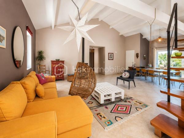 *** EXCLUSIVITE - VILLA 165m² - 4 CHAMBRES - TERRAIN 2.5 hectares - 3 GARAGES - PISCINE - VUE PANORAMIQUE ***

Sur les hauteurs du charmant hameau de Brassac, à seulement 5 minutes de SAINT PONS DE THOMIERES et de toutes les commodités, découvrez cette élégante villa de 165 m² nichée au cœur d’un environnement naturel exceptionnel de 2,5 hectares.

Un véritable havre de paix où calme, intimité et nature se rencontrent. Sans aucun vis-à-vis, cette propriété offre une vue spectaculaire sur les montagnes environnantes et un cadre de vie rare où vous pourrez admirer les biches évoluer à quelques mètres seulement de la maison.

Dès l’entrée, un hall accueillant avec placard et espace buanderie donne le ton. Vous découvrirez ensuite une magnifique pièce de vie lumineuse d’environ 56 m² avec une superbe hauteur sous plafond, réchauffée par un poêle à bois et ouverte sur l’extérieur grâce à de larges baies vitrées. La cuisine semi-ouverte d’environ 15 m² allie convivialité et fonctionnalité.

Une mezzanine surplombe l’espace de vie et offre un agréable coin détente, et un bureau d’environ 7 m² permet de profiter d’un espace de travail au calme.

L’ensemble s’ouvre sur deux belles terrasses :

une terrasse plein sud avec vue dominante sur la piscine et les montagnes 
une seconde terrasse plus intimiste sur le côté de la maison.

Côté nuit, la villa propose une distribution idéale pour accueillir famille et invités :

deux chambres lumineuses avec portes vitrées donnant directement sur la piscine (environ 14,50 m² et 11,75 m²) ;
une salle de bain avec baignoire et douche ;
un WC indépendant avec lave-mains ;
Après quelques marches un espace nuit de 10 m² et une salle d’eau ;
en bonus, une quatrième chambre avec dressing et point d’eau, accessible aussi bien depuis la maison que directement par l’extérieur, idéale pour recevoir ou envisager une activité indépendante.

En sous-sol, vous bénéficierez d’un vaste garage d’environ 46 m² avec une cave. La propriété dispose également de deux garages indépendants supplémentaires d’environ 25 m² et 50 m², offrant un fort potentiel d’aménagement avec la possibilité de créer une habitation supplémentaire.

À l’extérieur, le charme opère immédiatement : environnement paisible, nature omniprésente et prestations pensées pour profiter pleinement des beaux jours. Vous pourrez savourer des moments privilégiés autour de la piscine 8 x 4 sécurisée par un volet électrique, dans un cadre absolument idyllique.

Les atouts de la propriété :
165 m² habitables
Terrain de 2,5 hectares
Aucun vis-à-vis
Vue panoramique sur les montagnes
Piscine 8 x 4 avec volet de sécurité
3 garages
Possibilité de créer une habitation indépendante
Chauffage au sol par chaudière fioul
Poêle à bois
DPE : D
Ruisseau sur le jardin, trampoline enterré, espace ombragée dans les bois.

Une propriété rare sur le secteur, idéale pour les amoureux de nature recherchant confort, espace et sérénité, tout en restant à proximité immédiate des commodités.