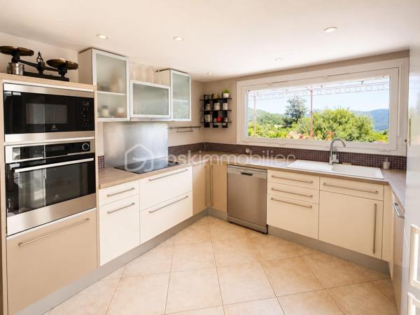 *** EXCLUSIVITE - VILLA 165m² - 4 CHAMBRES - TERRAIN 2.5 hectares - 3 GARAGES - PISCINE - VUE PANORAMIQUE ***

Sur les hauteurs du charmant hameau de Brassac, à seulement 5 minutes de SAINT PONS DE THOMIERES et de toutes les commodités, découvrez cette élégante villa de 165 m² nichée au cœur d’un environnement naturel exceptionnel de 2,5 hectares.

Un véritable havre de paix où calme, intimité et nature se rencontrent. Sans aucun vis-à-vis, cette propriété offre une vue spectaculaire sur les montagnes environnantes et un cadre de vie rare où vous pourrez admirer les biches évoluer à quelques mètres seulement de la maison.

Dès l’entrée, un hall accueillant avec placard et espace buanderie donne le ton. Vous découvrirez ensuite une magnifique pièce de vie lumineuse d’environ 56 m² avec une superbe hauteur sous plafond, réchauffée par un poêle à bois et ouverte sur l’extérieur grâce à de larges baies vitrées. La cuisine semi-ouverte d’environ 15 m² allie convivialité et fonctionnalité.

Une mezzanine surplombe l’espace de vie et offre un agréable coin détente, et un bureau d’environ 7 m² permet de profiter d’un espace de travail au calme.

L’ensemble s’ouvre sur deux belles terrasses :

une terrasse plein sud avec vue dominante sur la piscine et les montagnes 
une seconde terrasse plus intimiste sur le côté de la maison.

Côté nuit, la villa propose une distribution idéale pour accueillir famille et invités :

deux chambres lumineuses avec portes vitrées donnant directement sur la piscine (environ 14,50 m² et 11,75 m²) ;
une salle de bain avec baignoire et douche ;
un WC indépendant avec lave-mains ;
Après quelques marches un espace nuit de 10 m² et une salle d’eau ;
en bonus, une quatrième chambre avec dressing et point d’eau, accessible aussi bien depuis la maison que directement par l’extérieur, idéale pour recevoir ou envisager une activité indépendante.

En sous-sol, vous bénéficierez d’un vaste garage d’environ 46 m² avec une cave. La propriété dispose également de deux garages indépendants supplémentaires d’environ 25 m² et 50 m², offrant un fort potentiel d’aménagement avec la possibilité de créer une habitation supplémentaire.

À l’extérieur, le charme opère immédiatement : environnement paisible, nature omniprésente et prestations pensées pour profiter pleinement des beaux jours. Vous pourrez savourer des moments privilégiés autour de la piscine 8 x 4 sécurisée par un volet électrique, dans un cadre absolument idyllique.

Les atouts de la propriété :
165 m² habitables
Terrain de 2,5 hectares
Aucun vis-à-vis
Vue panoramique sur les montagnes
Piscine 8 x 4 avec volet de sécurité
3 garages
Possibilité de créer une habitation indépendante
Chauffage au sol par chaudière fioul
Poêle à bois
DPE : D
Ruisseau sur le jardin, trampoline enterré, espace ombragée dans les bois.

Une propriété rare sur le secteur, idéale pour les amoureux de nature recherchant confort, espace et sérénité, tout en restant à proximité immédiate des commodités.