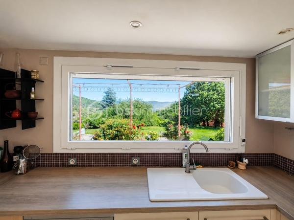*** EXCLUSIVITE - VILLA 165m² - 4 CHAMBRES - TERRAIN 2.5 hectares - 3 GARAGES - PISCINE - VUE PANORAMIQUE ***

Sur les hauteurs du charmant hameau de Brassac, à seulement 5 minutes de SAINT PONS DE THOMIERES et de toutes les commodités, découvrez cette élégante villa de 165 m² nichée au cœur d’un environnement naturel exceptionnel de 2,5 hectares.

Un véritable havre de paix où calme, intimité et nature se rencontrent. Sans aucun vis-à-vis, cette propriété offre une vue spectaculaire sur les montagnes environnantes et un cadre de vie rare où vous pourrez admirer les biches évoluer à quelques mètres seulement de la maison.

Dès l’entrée, un hall accueillant avec placard et espace buanderie donne le ton. Vous découvrirez ensuite une magnifique pièce de vie lumineuse d’environ 56 m² avec une superbe hauteur sous plafond, réchauffée par un poêle à bois et ouverte sur l’extérieur grâce à de larges baies vitrées. La cuisine semi-ouverte d’environ 15 m² allie convivialité et fonctionnalité.

Une mezzanine surplombe l’espace de vie et offre un agréable coin détente, et un bureau d’environ 7 m² permet de profiter d’un espace de travail au calme.

L’ensemble s’ouvre sur deux belles terrasses :

une terrasse plein sud avec vue dominante sur la piscine et les montagnes 
une seconde terrasse plus intimiste sur le côté de la maison.

Côté nuit, la villa propose une distribution idéale pour accueillir famille et invités :

deux chambres lumineuses avec portes vitrées donnant directement sur la piscine (environ 14,50 m² et 11,75 m²) ;
une salle de bain avec baignoire et douche ;
un WC indépendant avec lave-mains ;
Après quelques marches un espace nuit de 10 m² et une salle d’eau ;
en bonus, une quatrième chambre avec dressing et point d’eau, accessible aussi bien depuis la maison que directement par l’extérieur, idéale pour recevoir ou envisager une activité indépendante.

En sous-sol, vous bénéficierez d’un vaste garage d’environ 46 m² avec une cave. La propriété dispose également de deux garages indépendants supplémentaires d’environ 25 m² et 50 m², offrant un fort potentiel d’aménagement avec la possibilité de créer une habitation supplémentaire.

À l’extérieur, le charme opère immédiatement : environnement paisible, nature omniprésente et prestations pensées pour profiter pleinement des beaux jours. Vous pourrez savourer des moments privilégiés autour de la piscine 8 x 4 sécurisée par un volet électrique, dans un cadre absolument idyllique.

Les atouts de la propriété :
165 m² habitables
Terrain de 2,5 hectares
Aucun vis-à-vis
Vue panoramique sur les montagnes
Piscine 8 x 4 avec volet de sécurité
3 garages
Possibilité de créer une habitation indépendante
Chauffage au sol par chaudière fioul
Poêle à bois
DPE : D
Ruisseau sur le jardin, trampoline enterré, espace ombragée dans les bois.

Une propriété rare sur le secteur, idéale pour les amoureux de nature recherchant confort, espace et sérénité, tout en restant à proximité immédiate des commodités.