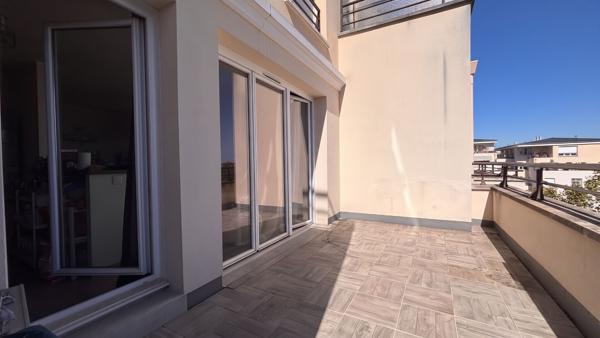 Superbe F3 avec grande terrasse et double box !