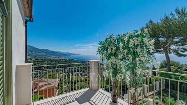 ROQUEBRUNE CAP MARTIN - VILLA NEO CONTEMPORAINE - 5 CHAMBRES - VUE MER PANORAMIQUE- PISCINE - GARAGES