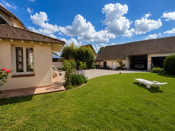 Maison
         9 pièces
        - 238 m² Exclusivité 245 000 € *