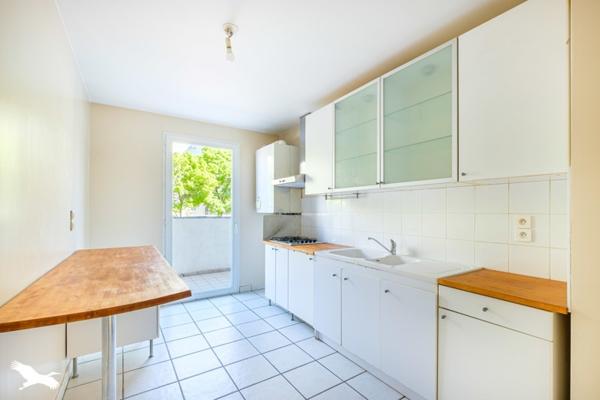 Appartement à louer 1 300 € CC Bron 4 p 90 m² DPE C